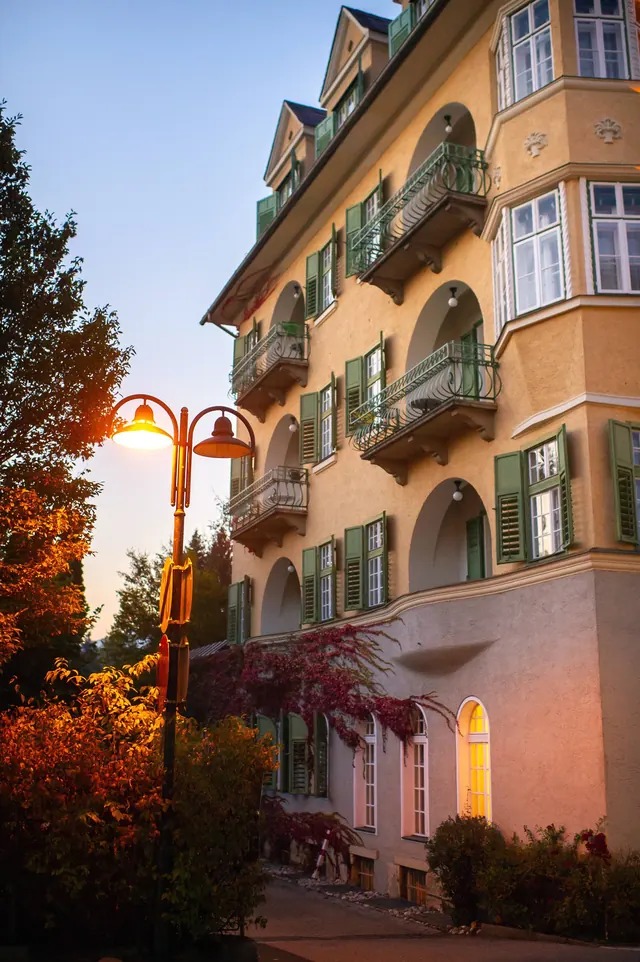 Referenzobjekt: Altbau-Wohnhaus mit grünen Fensterläden